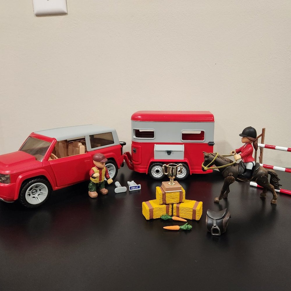 "Mighty World Equestrian Weekend" Play Set / Horse Action Figures